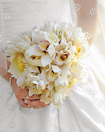 mws1544 fal08 rhap bouq xl White Wedding Flowers 